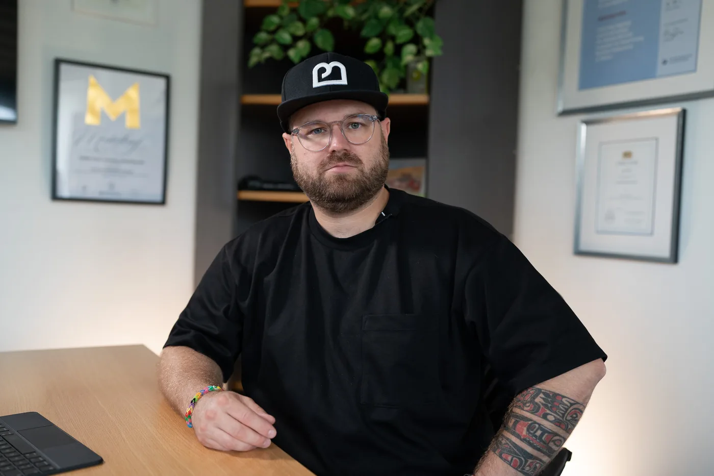Felix Zimmermann sitzt ernst am Schreibtisch in seinem Büro