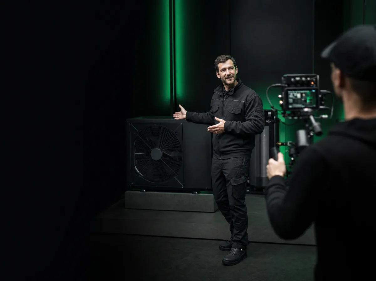 Content-Dreh beim Fachbetrieb: Videograf filmt den Meister an der W&auml;rmepumpe